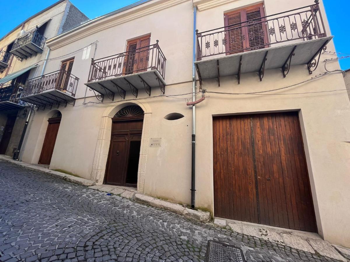 Palazzo Triolo - Dimora Di Charme Bed & Breakfast Корлеоне Екстериор снимка