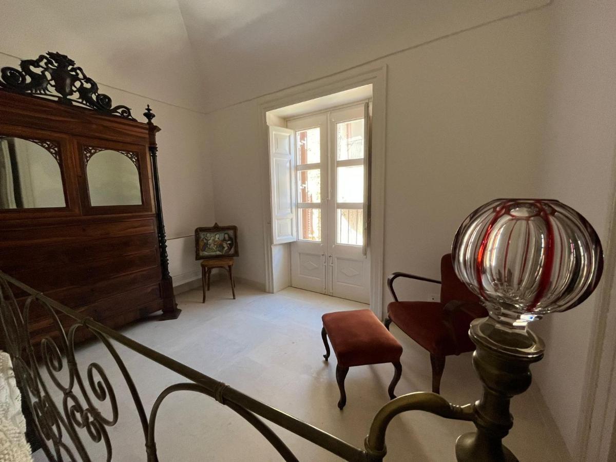 Palazzo Triolo - Dimora Di Charme Bed & Breakfast Корлеоне Екстериор снимка
